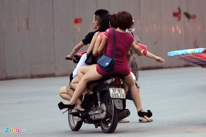 Hầu hết những người này không đội mũ bảo hiểm. Sau khi nhồi nhét chật kín chiếc xe, nam thanh niên lao thẳng ra đường rồi dần dần lách vào dòng xe cộ đang lưu thông.