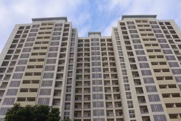 Khu nhà ở sinh viên Pháp Vân gồm 3 tòa nhà chia thành 5 đơn nguyên, mỗi tòa cao 19 tầng và 1 tầng hầm được phân bổ thành 2 khu riêng biệt có hàng rào bao quanh với tổng công suất chỗ ở là 10.800 sinh viên.