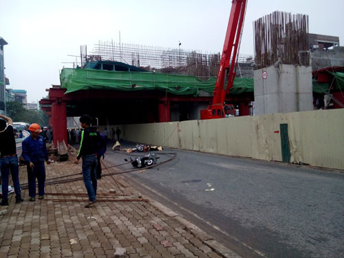 Vụ tai nạn đã làm một người tử vong tại chỗ là anh Nguyễn Như Ngọc, 33 tuổi, học viên Học viện An ninh nhân dân, 2 người khác bị thương được đưa đi cấp cứu. Cơ quan chức năng đã có mặt, phong tỏa hiện trường khiến tuyến phố Nguyễn Trãi hướng từ Ngã Tư Sở vào Hà Đông bị ùn tắc nghiêm trọng hàng km. Thứ trưởng Bộ GTVT Nguyễn Ngọc Đông đã chỉ đạo dừng việc thi công trên toàn tuyến, đình chỉ nhà thầu, rà soát quy trình an toàn lao động để làm rõ nguyên nhân tai nạn.