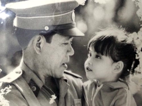 Năm 1960, ông được kết nạp Đảng rồi vào Trường Công an Trung ương, chính thức trở thành người chiến sĩ công an. Đầu năm 1975, ông làm phó đoàn công tác đặc biệt gồm một trăm cán bộ chiến sĩ vào Nam.