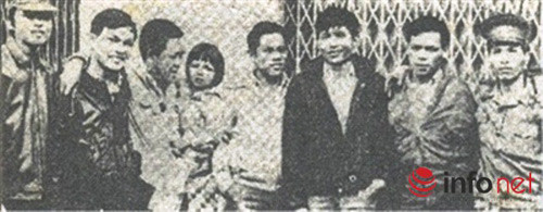 Năm 11 tuổi, anh đã ném lựu đạn xuống tàu giặc Pháp trên sông Cửa Đại, Bến Tre. Năm 14 tuổi, ông vào du kích. Năm 1954, vừa tròn 18 tuổi ông vào bộ đội Tiểu đoàn 307. (Trong ảnh ông Thành là người bế bé gái).