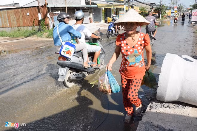"Trời nắng còn đỡ, chứ gặp mưa và triều cường thì trong nhà cũng như ngoài đường đều ngập lênh láng", một phụ nữ nói.