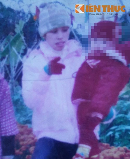 Tại hiện trường, nạn nhân L., bị dao cứa cổ dẫn đến tử vong. Theo tìm hiểu, trước khi nạn nhân bị chồng cứa cổ đã bị chồng dùng sợi dây siết cổ, sau đó mới dùng dao cứa. Nguyên nhân xảy ra vụ việc ban đầu xác định do mâu thuẫn tình cảm. Điều đáng nói, Tuấn và vợ vừa cưới nhau gần 3 tháng. Đối tượng Tuấn từng bị nghiện ma túy, bị bố đẻ xích chân trong nhà một thời gian.