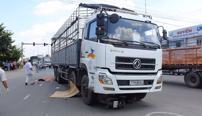 10. Xe tải tông xe máy, thi thể 2 cô gái bị mắc kẹt, kéo lê dưới gầm. Vụ tai nạn xảy ra vào trưa 6/11 trên đại lộ Bình Dương, đoạn qua khu phố Hòa Lân 1, phường Thuận Giao, thị xã Thuận An, tỉnh Bình Dương. Hai cô gái tử vong khoảng 20 - 30 tuổi, chưa xác định được danh tính.