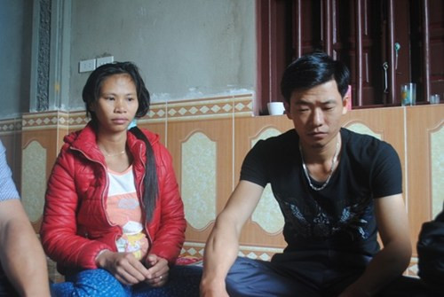 10. Khai quật mộ bé 12 ngày tuổi chết sau tiêm vacxin. Cho rằng nguyên nhân cái chết sau tiêm chủng của con trai chưa rõ ràng, gia đình chị Mai Thị Linh (25 tuổi, xóm 4B xã Nga Trường, Nga Sơn, Thanh Hóa) mới đây đã yêu cầu giới chức địa phương khai quật mộ con mình. Trước đó, sáng 7/11, chị Linh đưa con trai Đậu Duy Phú (12 ngày tuổi) đến trạm y tế xã tiêm vacxin phòng lao theo định kỳ. Tại đây, sau khi khám sàng lọc tư vấn tiêm chủng, các thông số kỹ thuật bình thường, nhân viên y tế tiến hành tiêm cho cháu Phú.