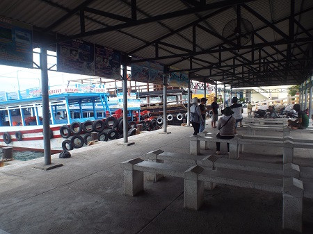 Ông Trương Kỉnh, Trưởng Ban quản lý Vịnh Nha Trang cho biết, trong sáng 29/11, tất cả các tàu du lịch chở du khách tham quan các đảo trên Vịnh Nha Trang đã được “lệnh” dừng xuất bến để tập trung trú tránh và đối phó với cơn bão số 4 đang tiến vào bờ. Tronh ảnh là Bến tàu du lịch Cầu Đá (Nha Trang), nơi trung chuyển du khách tham quan Vịnh Nha Trang đã dừng làm thủ tục xuất bến cho các tàu chở khách.