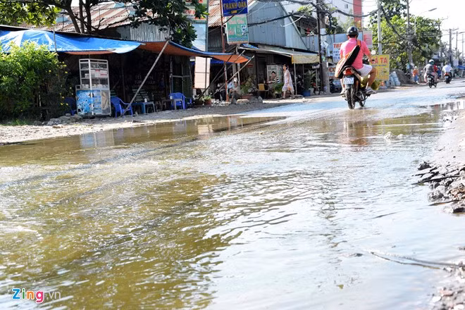 Trời không mưa, không triều cường, nắng to đường vẫn ngập lênh láng nước.