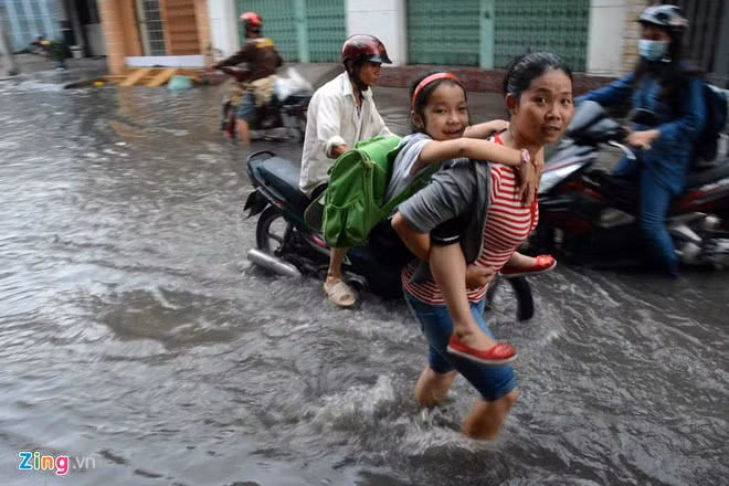 Chị Nguyễn Thanh Nga cho biết: "Mỗi khi mưa ngập người dân rất khổ sở. Những học sinh gần trường còn đỡ hơn khi phụ huynh đi bộ lội cõng, dắt về. Còn học sinh ở xa thì phụ huynh phải chạy xe máy đến đón, khi qua hẻm xe bị chết máy lại phải ra ngoài đường chính sửa. Nếu để xe ngoài đường Tân Hòa Đông lội vào thì sợ mất, kiểu nào cũng là cực hình".