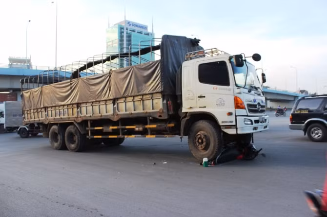 Cô gái may mắn trong vụ tai nạn này là chị Đoàn Kiều Oanh (22 tuổi, quê ở Cà Mau). Vào khoảng 7h15 ngày 23/5/2014, chị Oanh điều khiển xe máy BKS 69K4 - 9631 lưu thông trên quốc lộ 1 hướng từ Suối Tiên đi khu công nghiệp Amata.Khi đến địa điểm trên, xe máy của chị Oanh bị xe tải BKS 47C - 038.25 đang rẽ phải từ quốc lộ 1 về quốc lộ 51 đâm trúng. Cú đâm mạnh khiến chị Oanh cùng xe máy té ngã trước đầu xe tải.