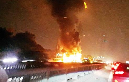 1. Xe khách chở 43 học sinh đi tham quan bốc cháy ngùn ngụt. Khoảng 17h45 chiều 15/11 ở đường Vành đai 3 trên cao Hà Nội, chiếc xe khách 45 chỗ do tài xế Phùng Đình Tiến (Sơn Tây, Hà Nội) điều khiển đang chở 43 học sinh Hưng Yên đi tham quan bỗng nhiên bốc cháy dữ dội.