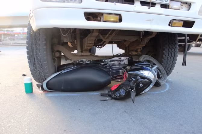 4. Kinh hoàng xe tải đâm xe máy, thiếu nữ thoát chết ngoạn mục. Một cô gái trẻ đã thoát chết ngoạn mục, không thể tin nổi khi xe máy của cô bị xe tải tông trúng và kéo lê nhiều mét trên đường. Vụ tai nạn này xảy ra chiều 23/5/2014 trên quốc lộ 1A, đoạn qua ngã tư Vũng Tàu, thuộc khu phố Bình Dương (phường Long Bình Tân, TP Biên Hòa, tỉnh Đồng Nai).