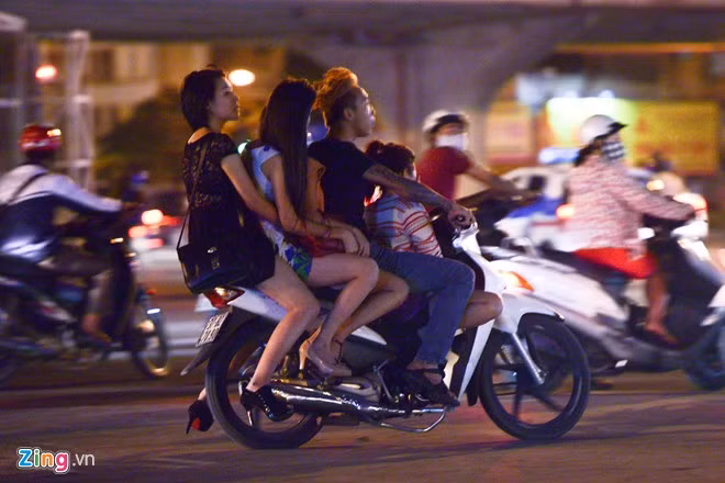 Hình ảnh này diễn ra thường xuyên từ trưa đến 18h tối và từ 20h tối tới 2h sáng hôm sau.