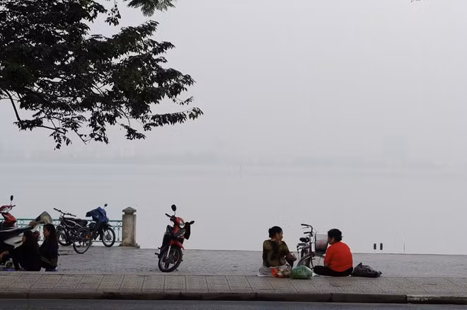 Người tập thể dục buổi sáng ngồi ngắm cảnh, tâm tình bên hồ Tây.