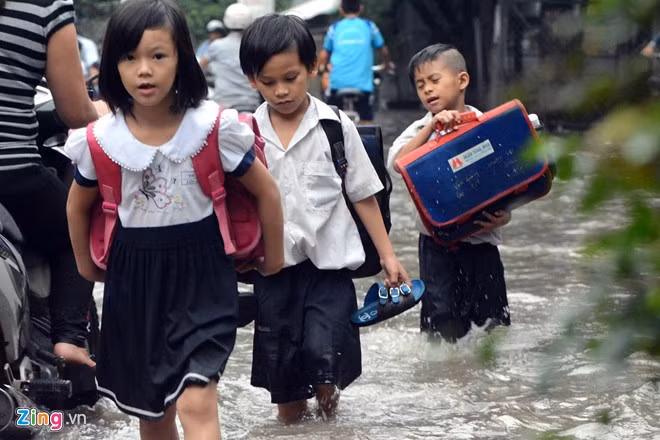 Nhiều ổ trâu, ổ gà dưới mặt đường cũng tạo thành bẫy khiến nhiều học sinh bị ngã.