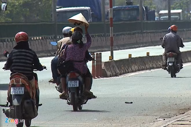 Buổi sáng, những cái bang này được một số đàn ông chở đến điểm hành nghề. Trong khi phụ nữ và trẻ em đứng giữa nắng xin tiền thì những người đàn ông ngồi ở các quán nước gần đấy theo dõi, giám sát, khi dân phòng xuất hiện thì lập tức chở đi nơi khác.