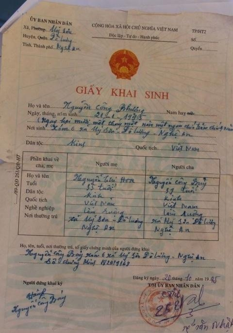 Sau tin đồn Công Phượng gian lận tuổi, bố mẹ Công Phượng đã lên tiếng phủ nhận và đưa ra bằng chứng là giấy khai sinh gốc và sổ hộ khẩu chứng minh Công Phương mới chỉ 19 tuổi. Tất cả giấy tờ đều cho thấy Công Phượng sinh ngày 21/1/1995.