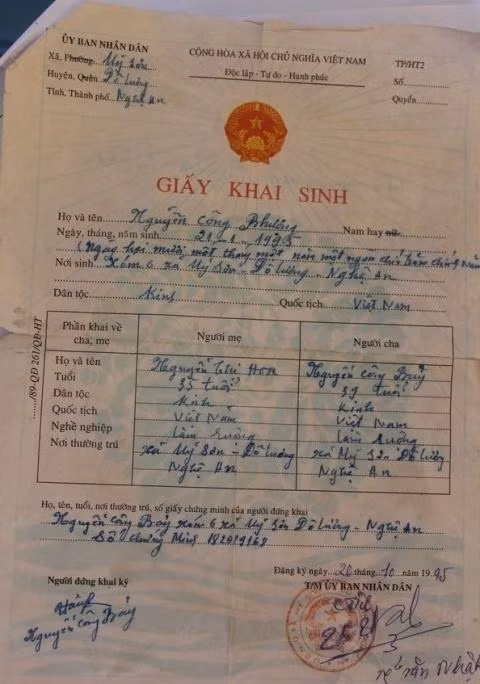 Sau tin đồn Công Phượng gian lận tuổi, bố mẹ Công Phượng đã lên tiếng phủ nhận và đưa ra bằng chứng là giấy khai sinh gốc và sổ hộ khẩu chứng minh Công Phương mới chỉ 19 tuổi. Tất cả giấy tờ đều cho thấy Công Phượng sinh ngày 21/1/1995.