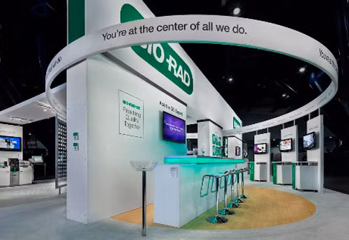 2. Bộ Y tế đề nghị xác minh tin Bio-Rad hối lộ 2,2 triệu đô. Những ngày đầu tháng 11, báo chí thế giới và trong nước xôn xao trước thông tin Công ty Bio-Rad Laboratories Inc của Mỹ bị cáo buộc giả mạo chứng từ để che giấu các khoản thanh toán và đã trả 7,5 triệu USD tiền hối lộ cho các quan chức tại ba quốc gia: Nga (4,6 triệu USD), Thái Lan (hơn 700 ngàn USD) và Việt Nam (2,2 triệu USD) trong nhiều năm để giành hợp đồng. Tại Việt Nam, một nhân viên kinh doanh của Bio-Rad đã được ủy quyền chi tiền hối lộ cho các quan chức, trong đó có cả khoản chi cho một đơn vị trung gian.