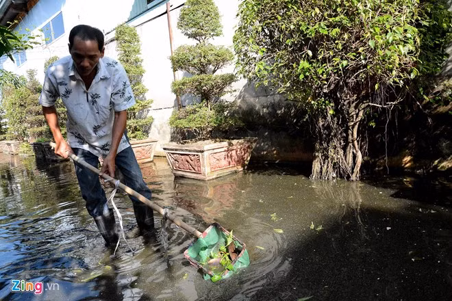 “Mặc dù biết việc này bị nghiêm cấm nhưng chúng tôi không còn cách nào khác”, anh Tuấn tâm sự.