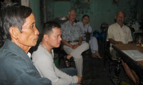 Tuy nhiên, khi đến trường, gia đình phát hiện cháu Hân đã ngừng thở. Gia đình vẫn đưa cháu đến bệnh viện. Tại đây, các bác sĩ xác định cháu tử vong từ trước do sặc cháo gây tắc đường thở. Trong buổi tối cùng ngày, công an TP Tam Kỳ (tỉnh Quảng Nam) đã vào nhà lấy lời khai phía gia đình và chủ cơ sở cơ sở mầm non Hồng Hà. Được biết cơ sở mầm non này do cô Hạnh làm chủ, chăm sóc khoảng 25 trẻ nhỏ từ 1 tuổi đến 4 tuổi.