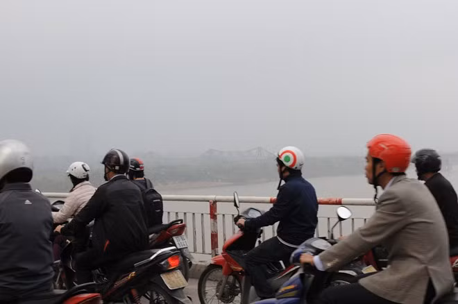 Thời tiết 24 độ C kèm theo cơn gió nhẹ se se lạnh khiến nhiều người ra đường vẫn phải choàng thêm chiếc áo khoác mỏng.