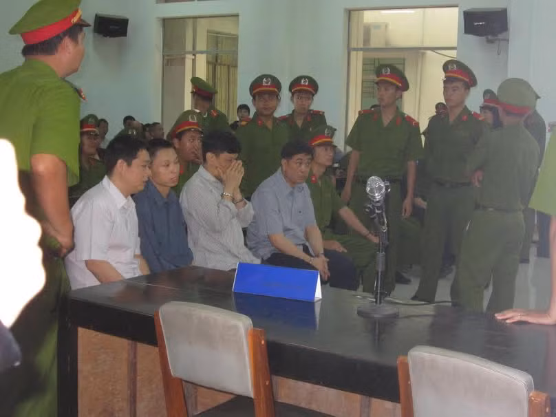 Bị cáo Trần Hải Sơn và các đồng phạm ngồi chờ tòa truy xét và tuyên án.