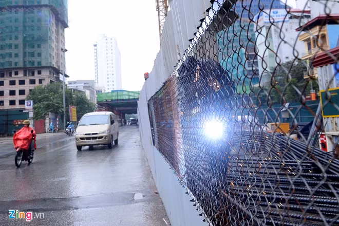 Tại nhà ga trên đường Trần Phú cũng xảy ra tình trạng tương tự, công nhân gò hàn bên hàng rào ngăn cách công trình với làn đường hỗn hợp khiến nhiều người đi đường bị xỉ hàn bắn vào. Có người đi xe máy sát hàng rào bị xỉ bắn, giật mình đánh tay lái ra xa, rất dễ gây va chạm với những xe đi bên cạnh.