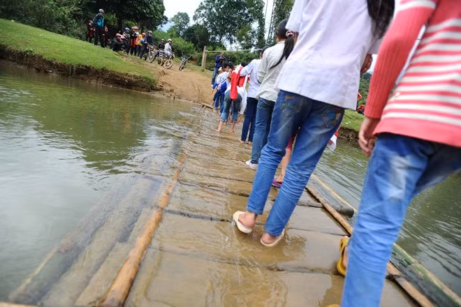 Chiếc mảng ngập hẳn xuống nước. “Mùa cạn còn đỡ chứ mùa lũ thì vất vả lắm”, chị Đức, một người dân ở An Lương nói.
