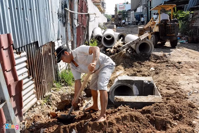 Sau khi người dân bức xúc phản ánh và báo chí lên tiếng, cơ quan chức năng mới lắp đặt cống thoát nước tại một vài nơi.