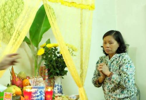 Nhiều người đau đớn khi đứng bên bàn thờ lập vội trước sự ra đi đột ngột của anh Ngọc.