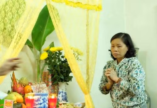 Nhiều người đau đớn khi đứng bên bàn thờ lập vội trước sự ra đi đột ngột của anh Ngọc.