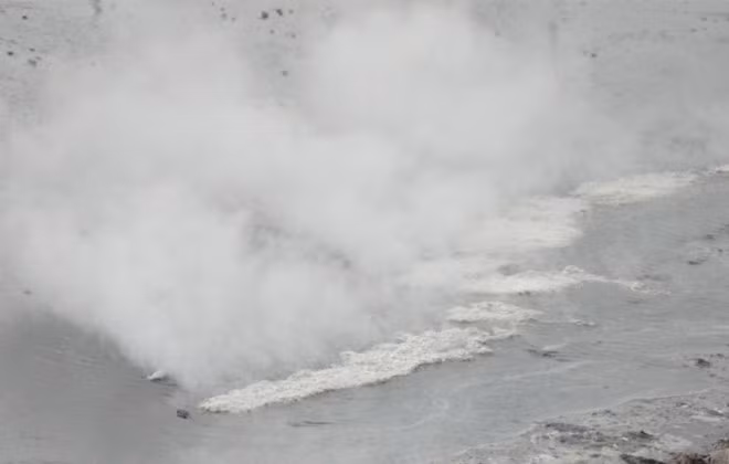 Axít bốc khói nghi ngút trên mặt đường.