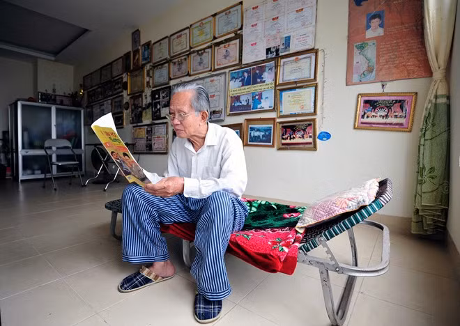 Ngoài ra hàng loạt các mô hình khác như sản phẩm học Toán thông minh, Đồ dùng học tập bằng ảnh động, Hệ mặt trời và hành tinh... của Hoàng Thân đều được ông hướng dẫn Hoàng Thân và đạt giải thưởng cấp quốc gia.