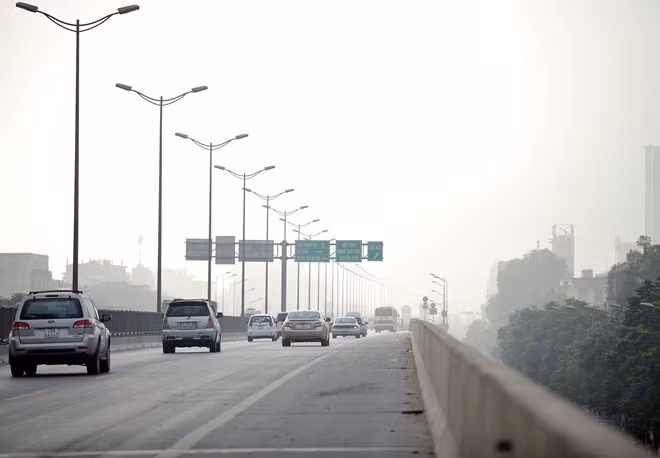 Lái xe đi đường trên cao lúc 7h sáng sẽ thấy làn sương mù phía trước màu trắng đục, tầm nhìn vẫn rõ khi ở khoảng cách dưới 50m.