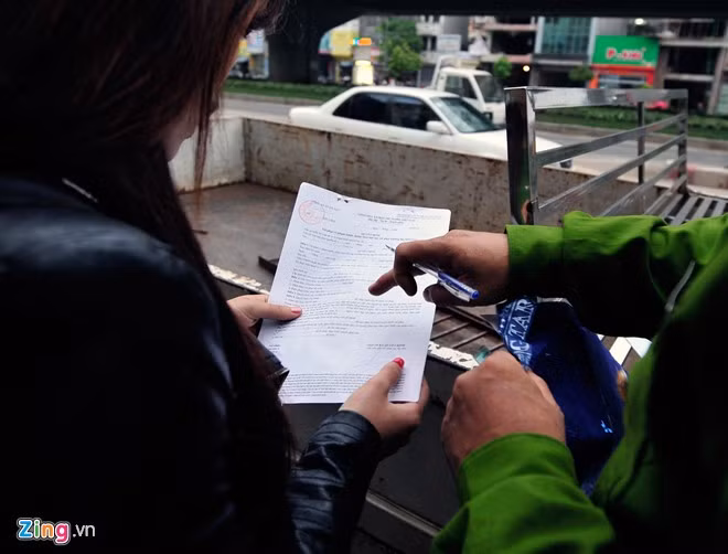 Theo trung tá Nguyễn Anh Sơn, Đội trưởng Đội Cảnh sát trật tự giao thông phản ứng nhanh (Công an quận Thanh Xuân), mức phạt cho các lỗi này là 100.000 đồng, ngoài ra người vi phạm sẽ bị tạm giữ CMND, bằng lái... sau đó ra kho bạc nộp phạt và quay lại lấy giấy tờ. Đối với xe máy vi phạm, mức phạt sẽ là 300.000 đồng và có thể bị tước giấy phép lái xe trong 30 ngày.