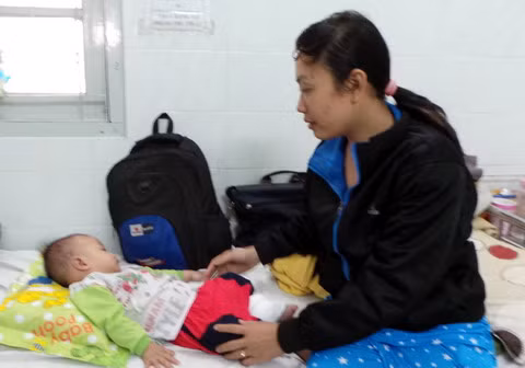 2 ngày sau, ngày 4/1/2014, thông tin từ bệnh viện Nhi Đồng 2 xác nhận tình trạng của bé Phạm Tuấn Minh đã không còn nguy hiểm. Bác sĩ Đặng Ngọc Dũng, người trực tiếp điều trị cho bé Minh cho biết, do tác động mạnh bởi ngoại lực, hộp sọ nơi đỉnh đầu của bé bị lõm kín (lõm sọ Ping pong). Tuy nhiên, đối với trẻ sơ sinh, vùng sọ bị lõm như của bé Minh sẽ chóng bình phục. Rất may qua kiểm tra hình ảnh, não cháu bé không có tổn thương nào được ghi nhận nên không có can thiệp bằng phẫu thuật.