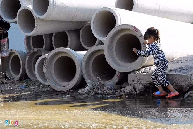 Trẻ em cũng không còn nơi vui chơi.