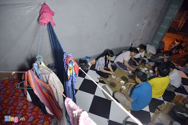 Chị Nguyễn Thị Thạch, mẹ em Nguyễn Văn Hoàn cũng lên Hà Nội làm phụ hộ nuôi Hoàn ăn học. Để tiết kiệm chi phí, bố mẹ Hoàn không thuê nhà trọ mà công trình ở đâu thì dựng lán sống ở đó. Mỗi tháng hai vợ chồng kiếm được 6-7 triệu đồng.