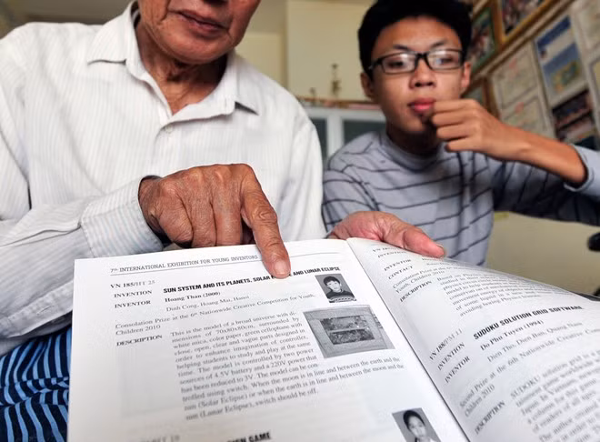 Hoàng Thân được đặc cách vào lớp 1 trường Tiểu học Đại Kim khi mới 5 tuổi nhờ phần mềm Toán học thông minh. Ngay ngày hôm sau, nhờ khả năng vượt trội, em được đặc cách lên lớp 3 tuy nhiên ông Hóa chỉ cho học đến lớp 2. Trong suốt quãng thời gian đi học, hàng ngày Thân được ông đèo bằng xe đạp cho đến năm lên lớp 8. Ông tự hào mỗi khi cháu đạt thành tích và được đăng tải trên mặt báo.