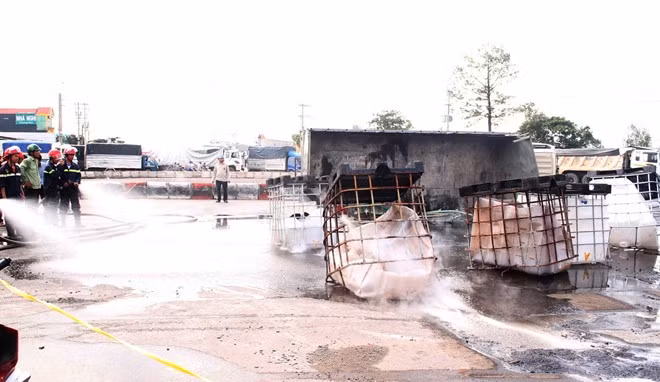 Người dân tại khu vực chia nhau chạy đi ngăn không cho các xe lưu thông qua khu vực nguy hiểm. Cơ quan chức năng lập tức phong tỏa hiện trường.