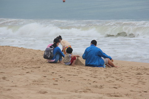 Nhiều khách du lịch có tâm lý khá bình thản đón bão.