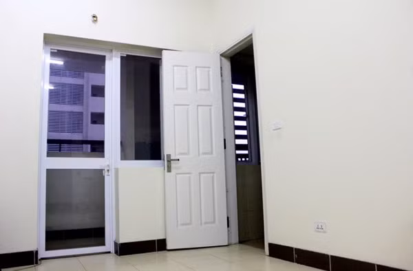 Hệ thống cửa thông với ban công (rộng khoảng 8 mét vuông) được làm bằng kính giúp phòng ở thông rất thông thoáng.