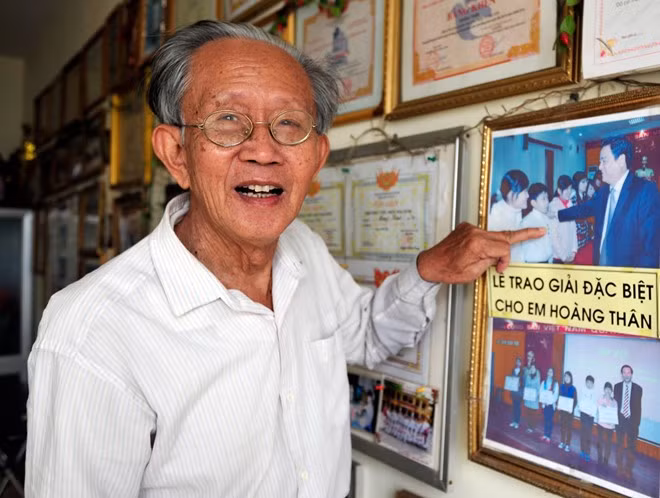 Trong căn nhà chung cư được ông Hóa và Hoàng Thân gom góp, vay tiền mua tại Hà Nội treo đầy bằng khen, giấy khen. Trong ảnh là Lễ trao giải đặc biệt cho thần đồng từ năm cậu bé học lớp 6.