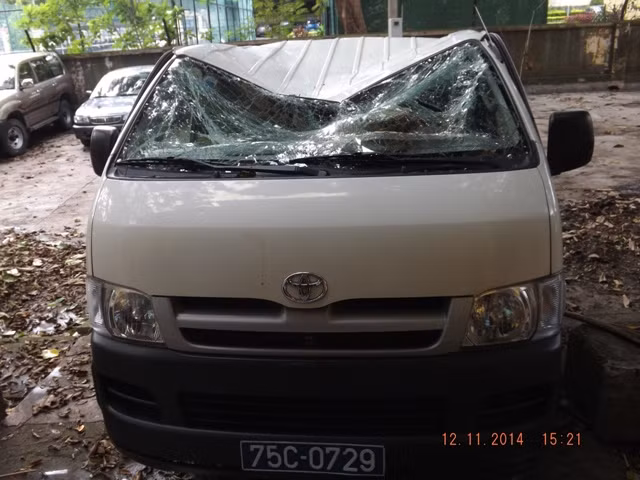 Tại hiện trường, Tr. nằm gọn trên nóc xe cứu thương đậu trước cửa bệnh viện, chiếc xe cứu thương bị bẹp dúm phần nóc. Ông Nguyễn Duy Thăng, phó Giám đốc Bệnh viện Trung ương Huế, cho biết, bệnh nhân Nguyễn Hữu Tr. đã tỉnh táo và đang được điều trị tại Bệnh viện Quốc tế, thuộc Bệnh viện Trung ương Huế.