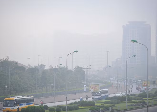 Những tòa nhà, chung cư chìm trong sương huyền ảo.