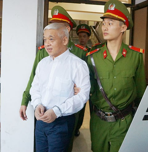 Bầu Kiên sau buổi xử chiều 28/11.