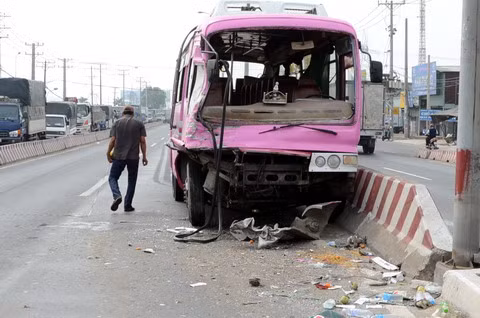 3. Xe bồn tông xe khách, bé trai 8 tháng văng xuống đường, thoát chết kỳ diệu. Trưa 2/1/2014, trên quốc lộ 1A đoạn ngang qua phường Tân Tạo A (Q. Bình Tân, TP HCM) đã xảy ra một vụ tai nạn xe bồn tông xe khách khiến một bé trai là cháu Phạm Tuấn Minh (8 tháng tuổi) đang ngồi trong lòng mẹ văng ra khỏi cửa kính bị vỡ, rơi xuống đất. Cháu Minh bị thương nặng đã được chuyển khẩn cấp về Bệnh viện Nhi Đồng 2. Còn chiếc xe khách hư hỏng khá nặng.