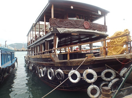 Hiện 169 tàu gỗ và 94 chiếc ca nô chuyên chở du khách tại Bến tàu du lịch Cầu Đá đã di chuyển đến nơi neo đậu an toàn.