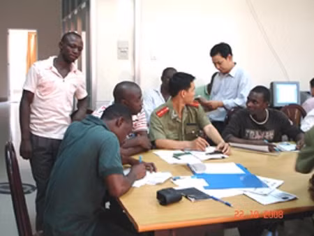 Các trai Tây bị công an phường Tân Phú lập biên bản.