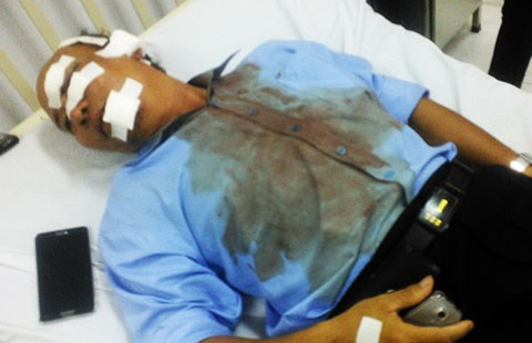 Ông Nguyễn Văn Tuyến bị sếp cũ đánh chảy máu be bét, phải nhập viện cấp cứu.